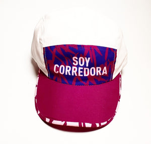 Gorra Soy Corredora para corredoras en colores morado, rosa y blanco